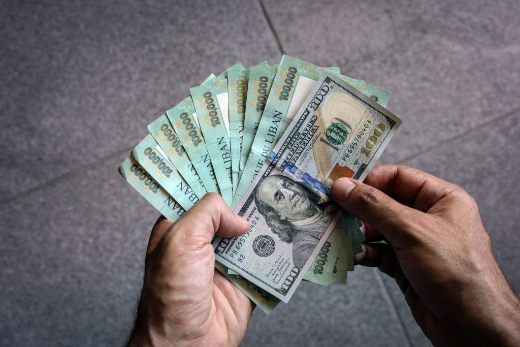 لبنان.. خبير اقتصادي يكشف لـ”أخبار الآن“ أسباب ارتفاع سعر الدولار وتدهور الليرة