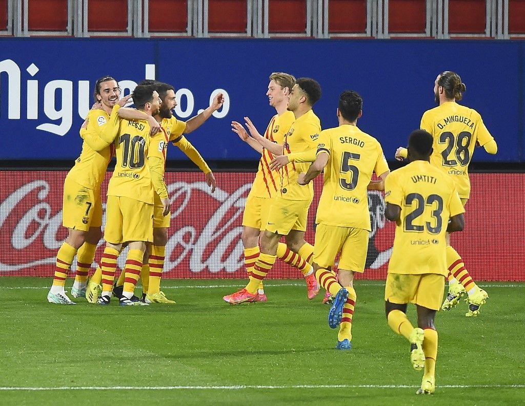 برشلونة يشعل سباق الليغا بثنائية في شباك أوساسونا