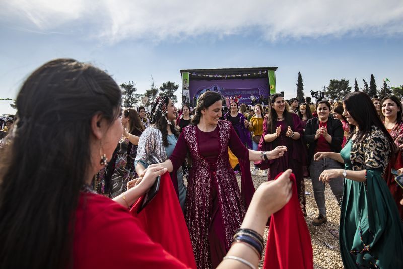 في القامشلي.. سوريات يحتفلن بيوم المرأة على طريقتهن الخاصة