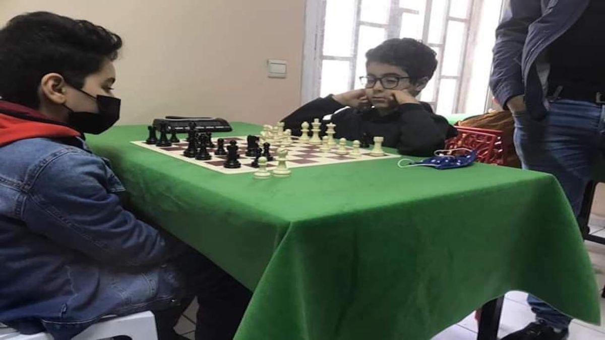 طفلان يتدربان على الشطرنج