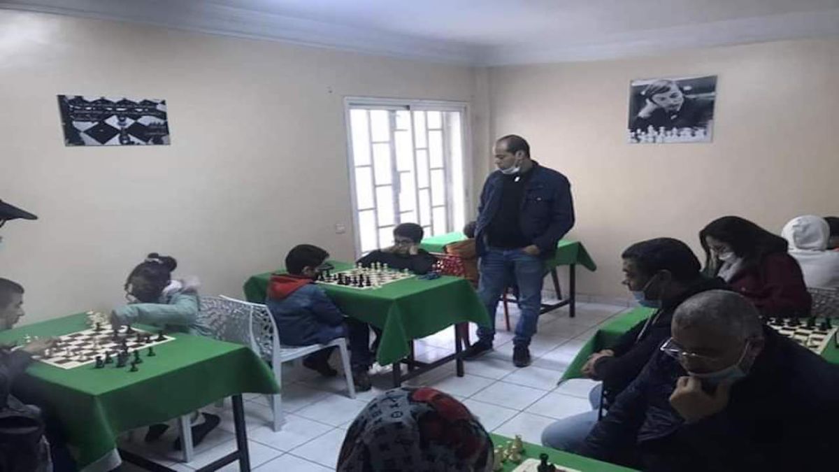 مدرب الشطرنج جمال مصلى يشرف على تدريب الأطفال