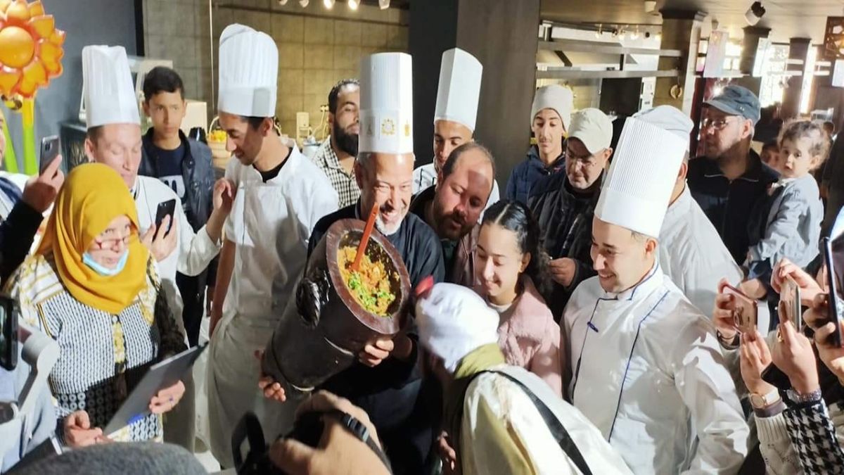 مجموعة من متسابقين في الطبخ التقليدي الجزائري