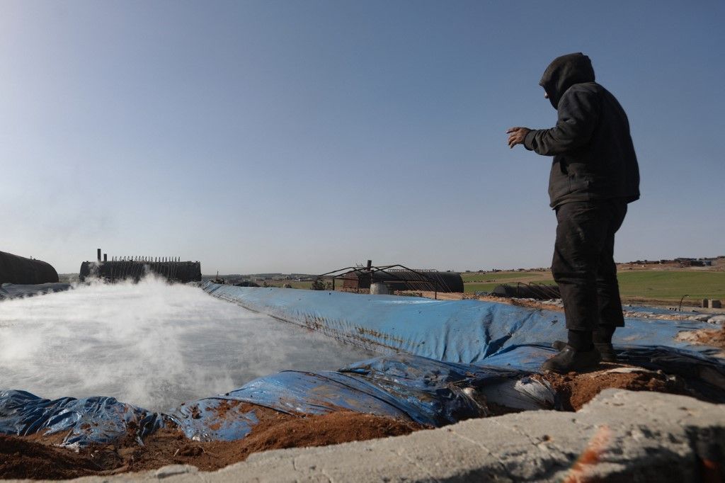 سوريا.. نازحون يعيشون في مصفاة نفط