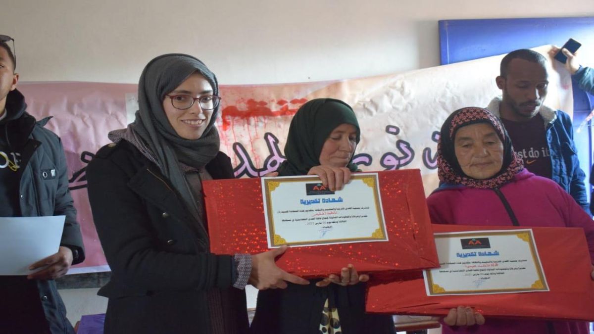 تكريم 5 نساء في تاينانت بالمغرب اعترافًا بدورهن الفعال في المجتمع القروي 1 نساء يتسلمن شهادات تقدير في المغرب
