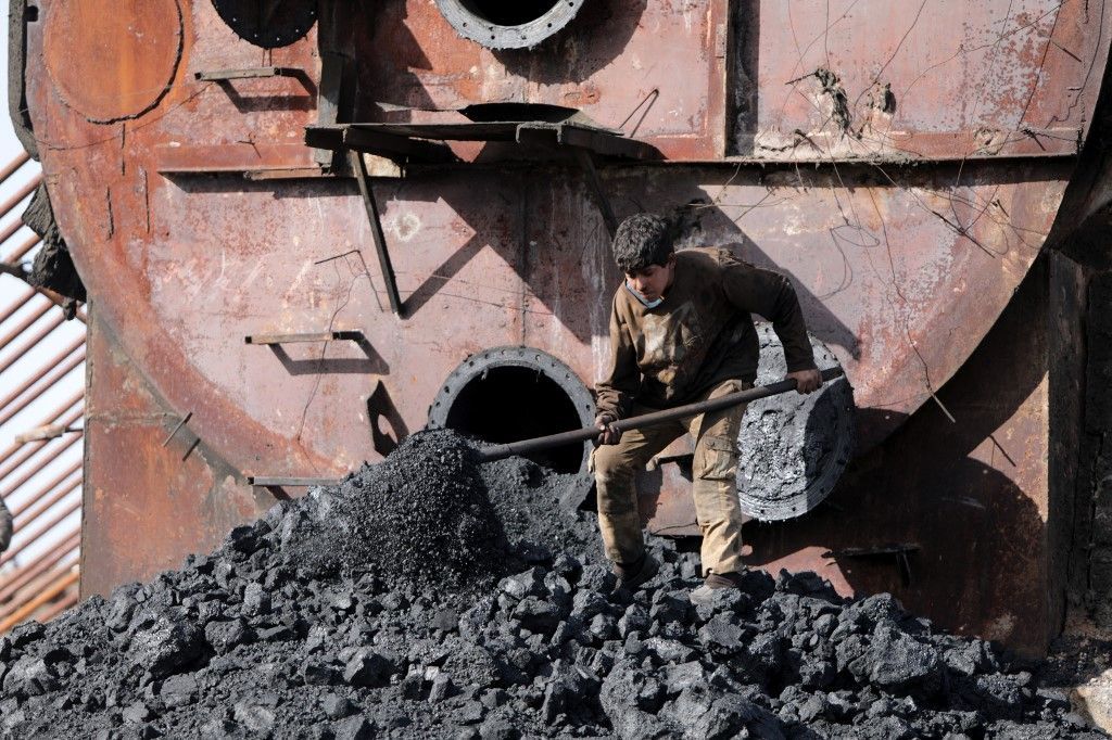 سوريا.. نازحون يعيشون في مصفاة نفط