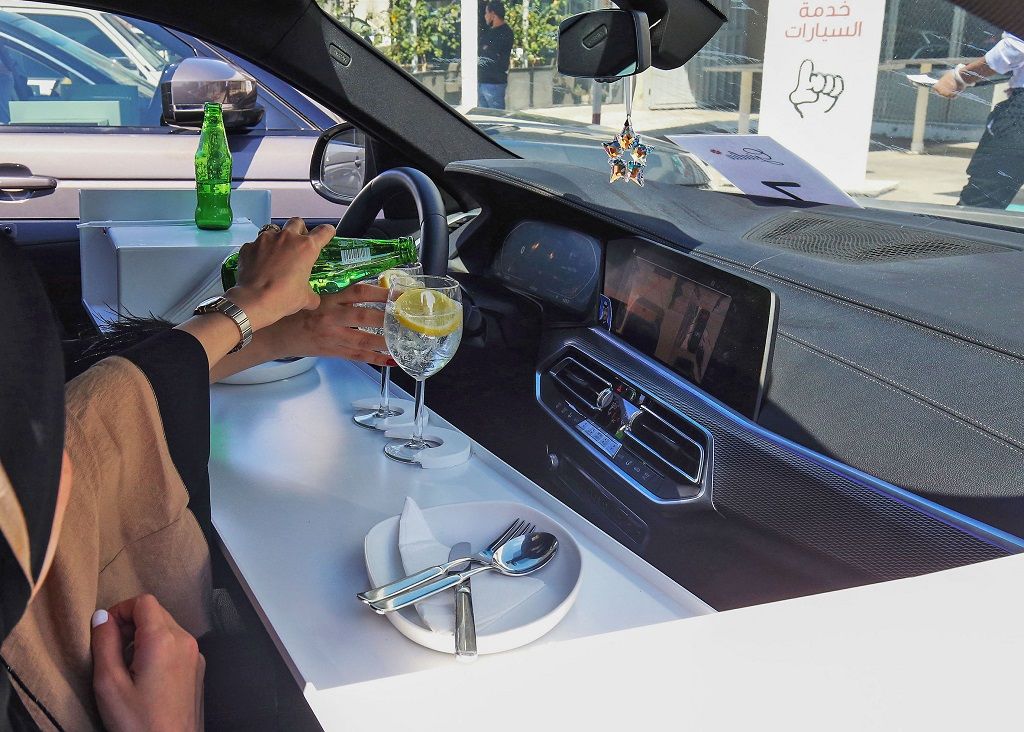 بالصور: مطعم السيارة في الكويت بعد حظر المطاعم بسبب كورونا