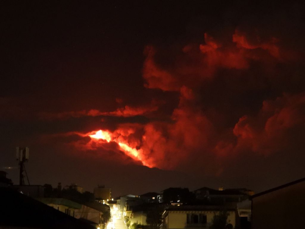 ثوران بركان جبل إتنا في إيطاليا يثير الذعر