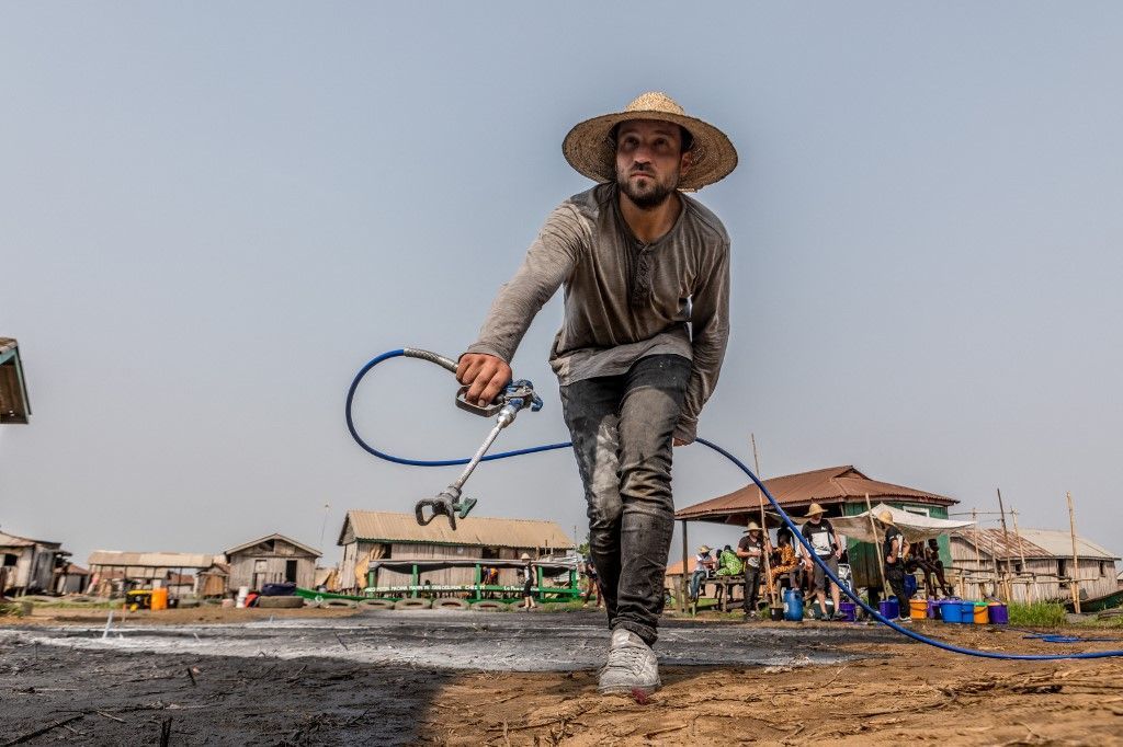 لوحة جدارية عملاقة وسط قرية عائمة في بنين