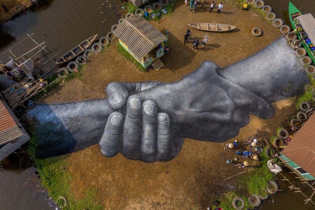 لوحة جدارية عملاقة وسط قرية عائمة في بنين