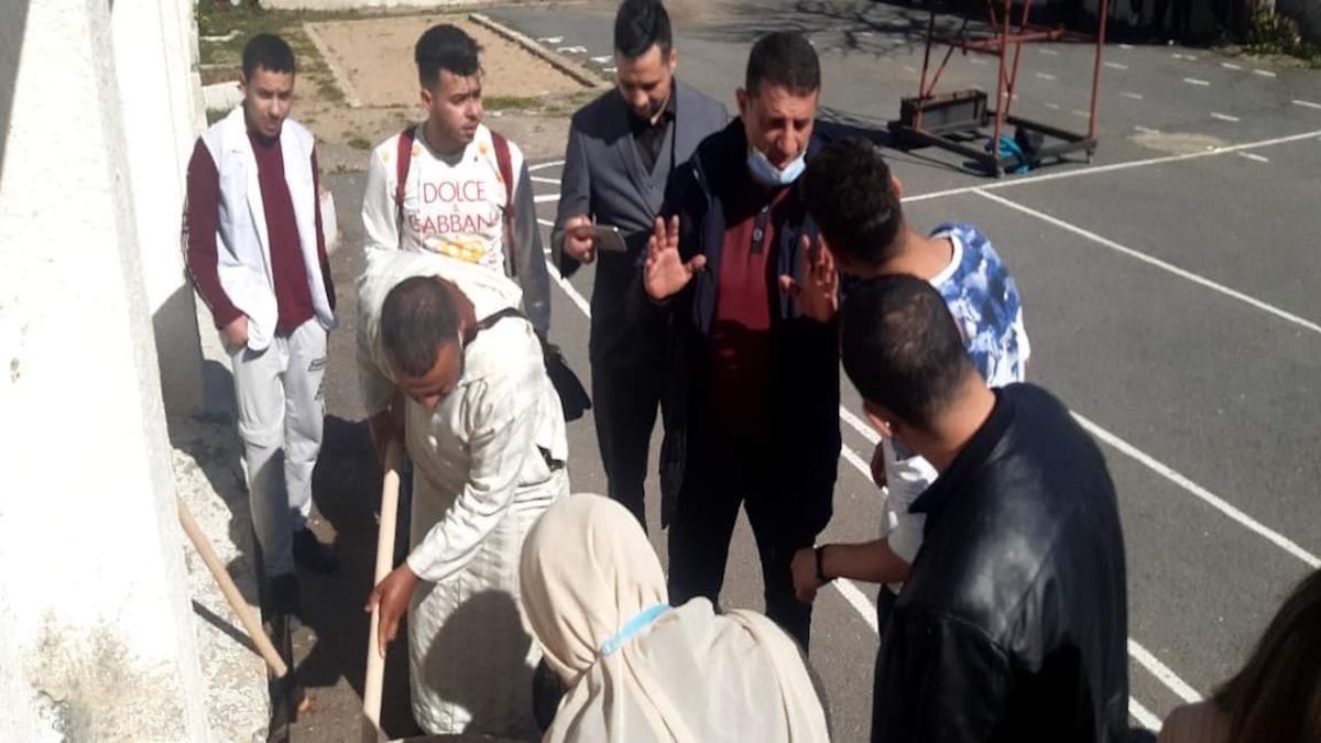 لأول مرة، تطوع لغرس أكثر من 80 شجرة بمدارس بلدية بلوزداد بالجزائر