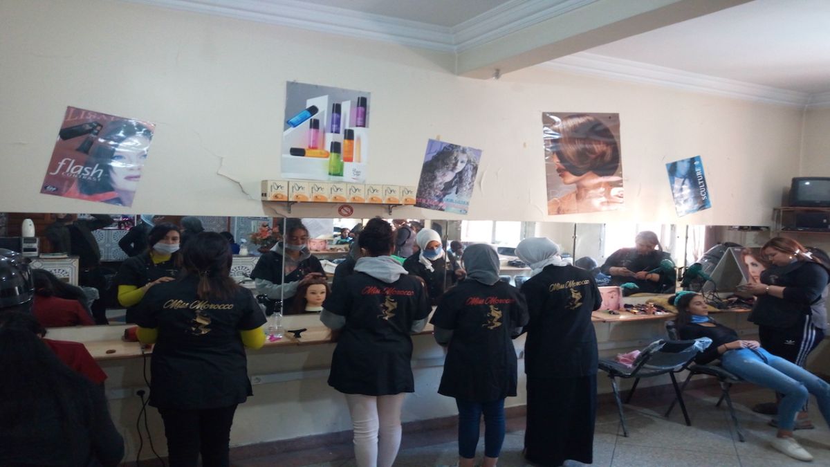 شابات حلاقات في تعاونية للتجميل بالدار لابيضاء