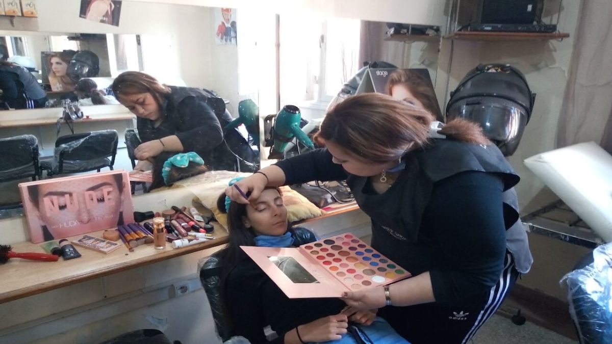 شابة تضع المكياج لزبونة في الدار البيضاء