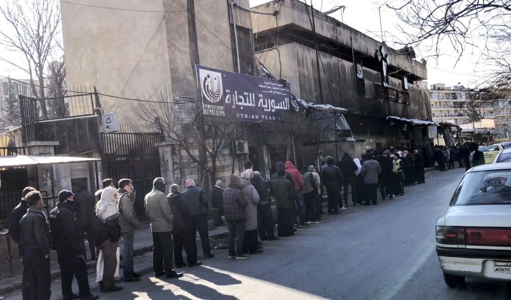 10 سنوات على حرب سوريا.. الإنهيار الإقتصادي يُحاصر السوريين 2 10 سنوات على حرب سوريا.. الإنهيار الإقتصادي يُحاصر السوريين