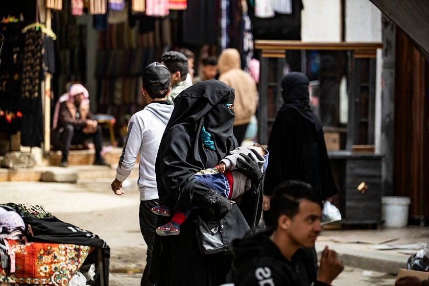 "عار" الانضمام لداعش يلاحق عائلات التنظيم في مدينة الطبقة السورية 2 "عار" الانضمام لداعش يلاحق عائلات التنظيم في مدينة الطبقة السورية