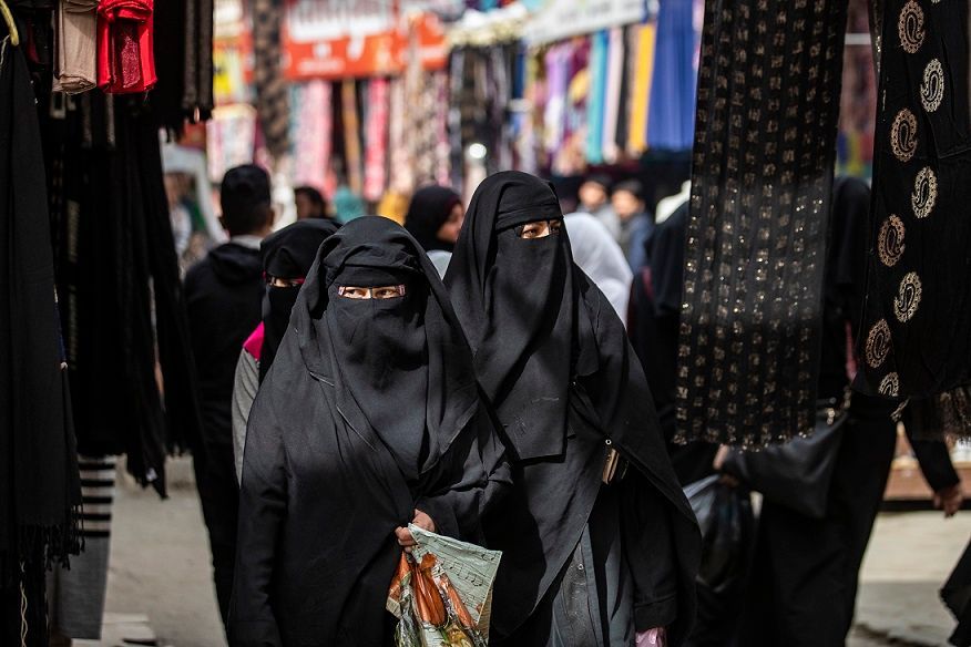 "عار" الانضمام لداعش يلاحق عائلات التنظيم في مدينة الطبقة السورية 8 "عار" الانضمام لداعش يلاحق عائلات التنظيم في مدينة الطبقة السورية