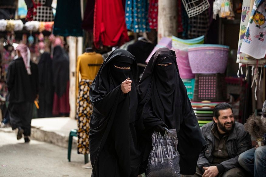 "عار" الانضمام لداعش يلاحق عائلات التنظيم في مدينة الطبقة السورية 4 "عار" الانضمام لداعش يلاحق عائلات التنظيم في مدينة الطبقة السورية