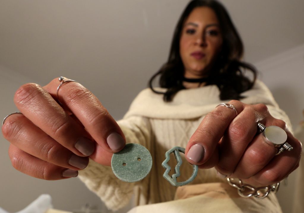 باحثة مصرية تصنع كماليات صديقة للبيئة من قشر البيض