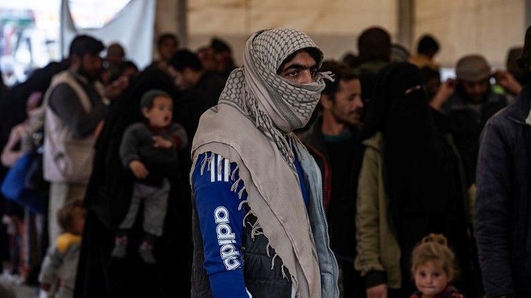 70 عائلة سورية تغادر مخيم الهول مُثقلة بذكريات النزاع المؤلم