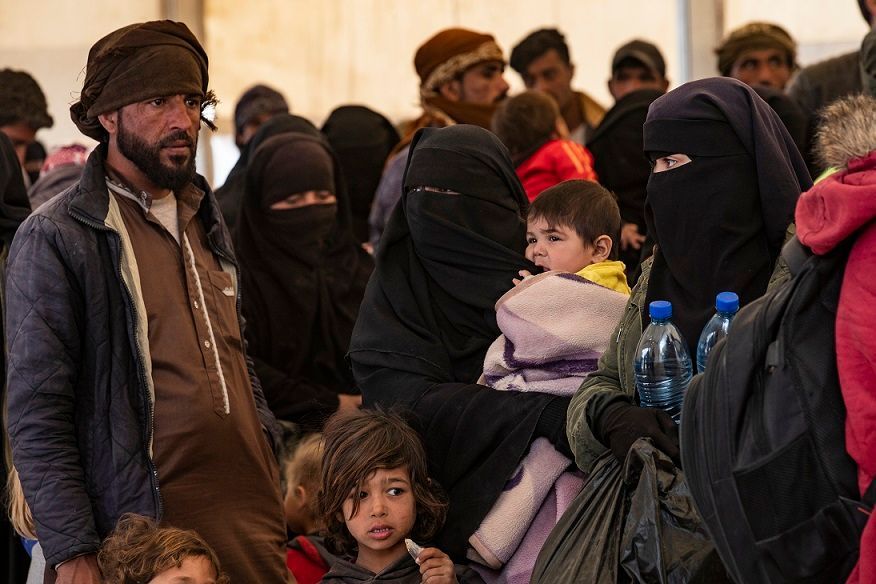 70 عائلة سورية تغادر مخيم الهول مُثقلة بذكريات النزاع المؤلم