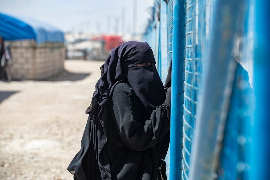 70 عائلة سورية تغادر مخيم الهول مُثقلة بذكريات النزاع المؤلم