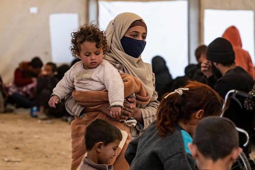 70 عائلة سورية تغادر مخيم الهول مُثقلة بذكريات النزاع المؤلم