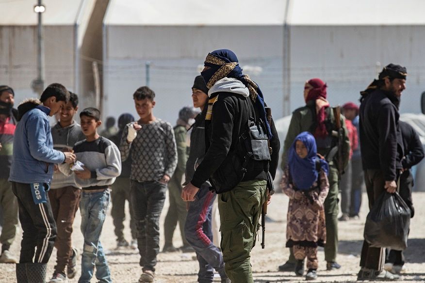 70 عائلة سورية تغادر مخيم الهول مُثقلة بذكريات النزاع المؤلم