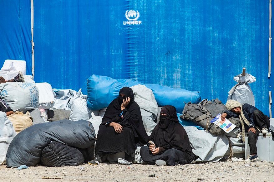 70 عائلة سورية تغادر مخيم الهول مُثقلة بذكريات النزاع المؤلم