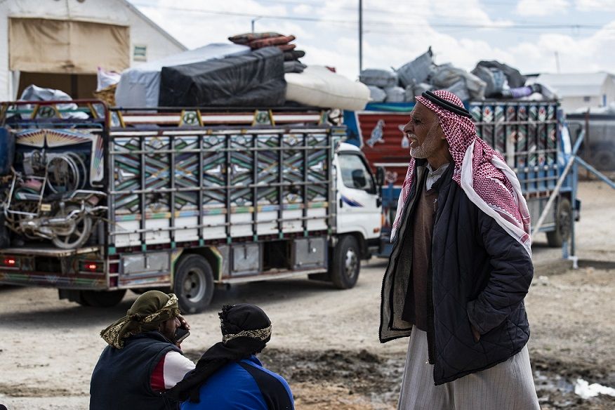 70 عائلة سورية تغادر مخيم الهول مُثقلة بذكريات النزاع المؤلم