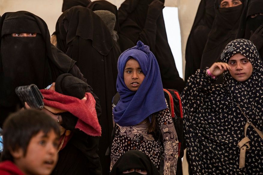 70 عائلة سورية تغادر مخيم الهول مُثقلة بذكريات النزاع المؤلم