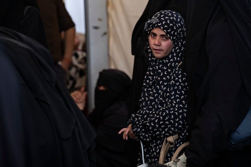 70 عائلة سورية تغادر مخيم الهول مُثقلة بذكريات النزاع المؤلم