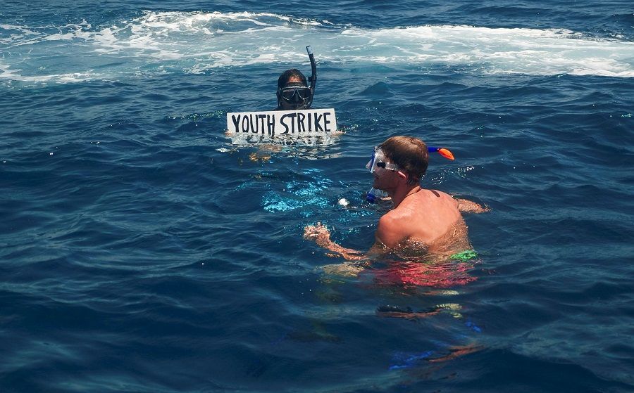 من أجل المناخ.. ناشطة بيئية تنفذ اعتصاماً تحت الماء (صور) 6 من أجل المناخ.. ناشطة بيئية تنفذ اعتصاماً تحت الماء (صور)