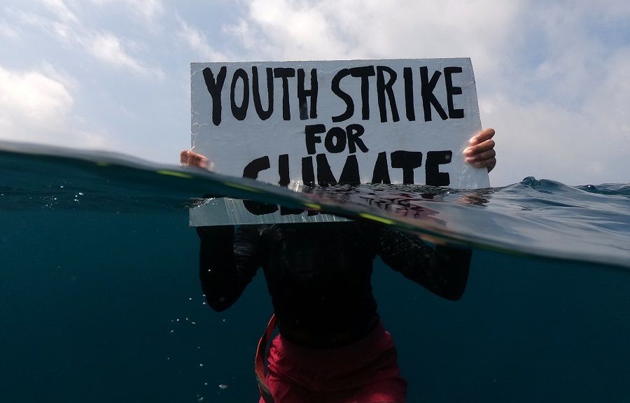 من أجل المناخ.. ناشطة بيئية تنفذ اعتصاماً تحت الماء (صور) 2 من أجل المناخ.. ناشطة بيئية تنفذ اعتصاماً تحت الماء (صور)