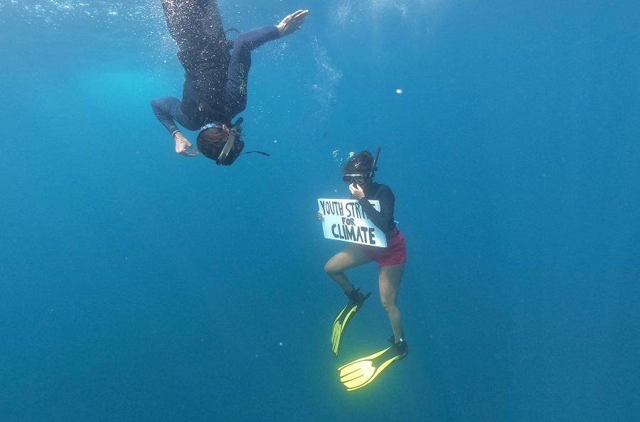 من أجل المناخ.. ناشطة بيئية تنفذ اعتصاماً تحت الماء (صور) 1 من أجل المناخ.. ناشطة بيئية تنفذ اعتصاماً تحت الماء (صور)