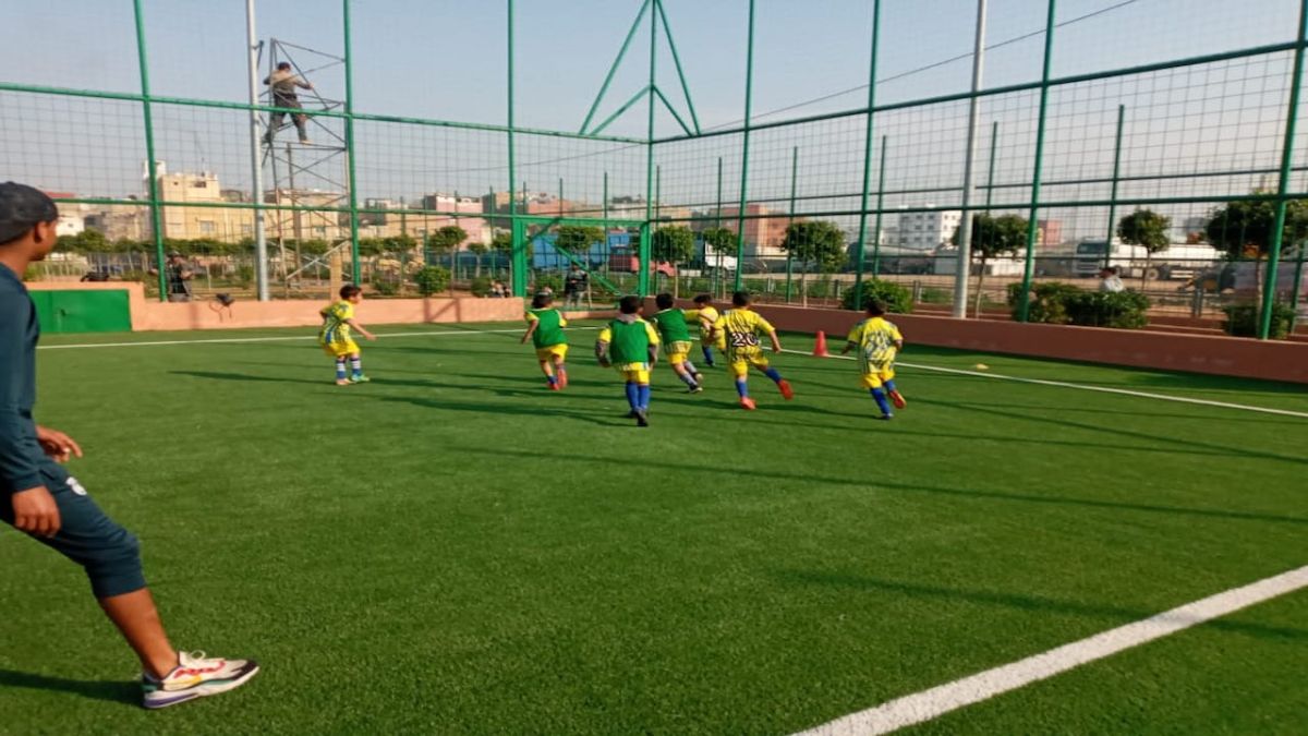 تدريبات كرة قدم في حي حمارة بمولاي رشيد بالدار البيضاء بالمغرب