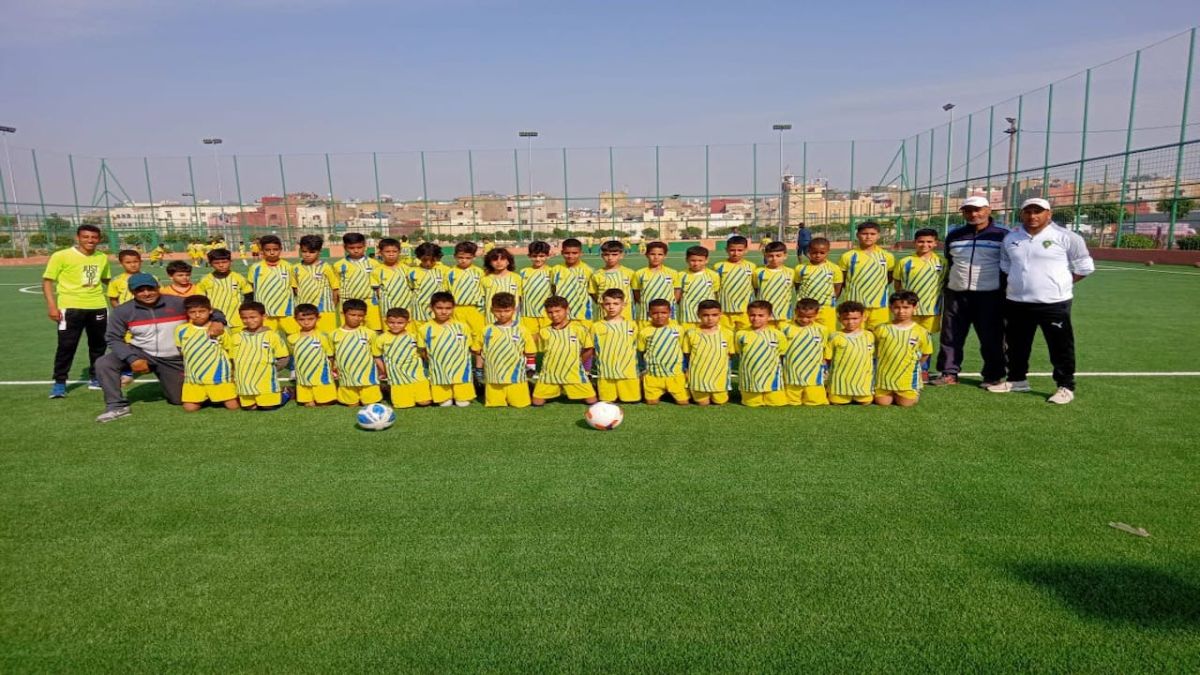 فريق كرة قدم من الأطفال في مولاي رشيد بالدار البيضاء بالمغرب