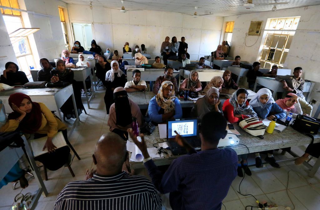 كلية الفنون الجميلة تفتح أبواب الأمل للطلبة ضعاف السمع بالسودان