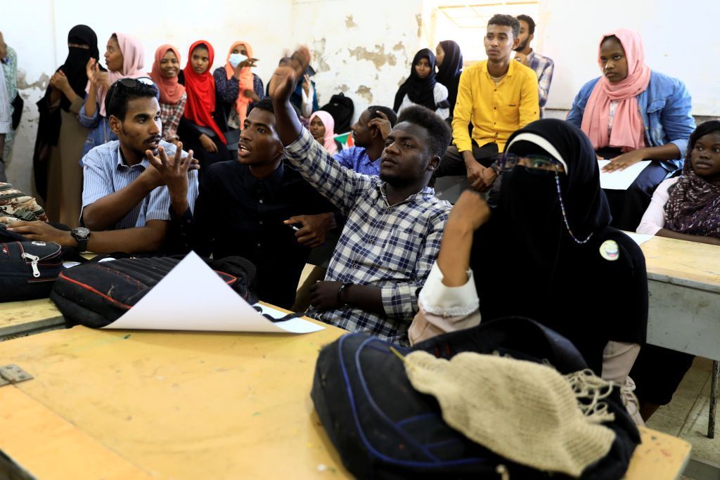 كلية الفنون الجميلة تفتح أبواب الأمل للطلبة ضعاف السمع بالسودان