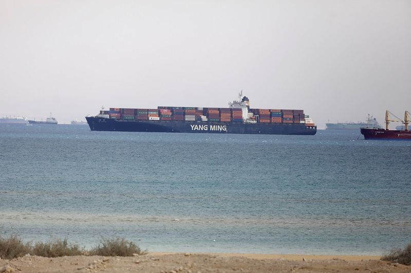 قناة السويس.. 9 قاطرات عملاقة تبدأ مناورات تعويم السفينة العالقة