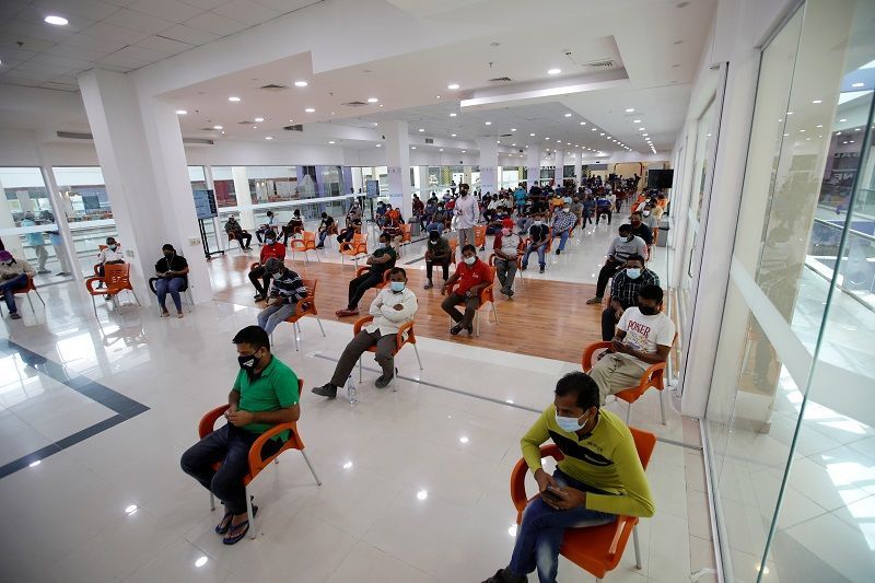 البحرين تحول مجمعاً تجارياً لمركز تطعيم ضد كورونا