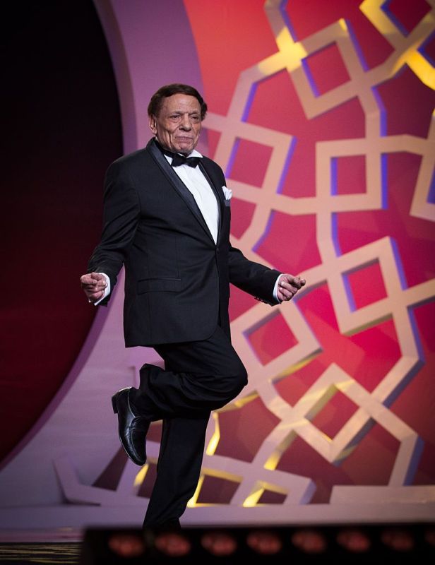 عادل إمام في الحجر الصحي.. هل أصيب بـ”كورونا“؟