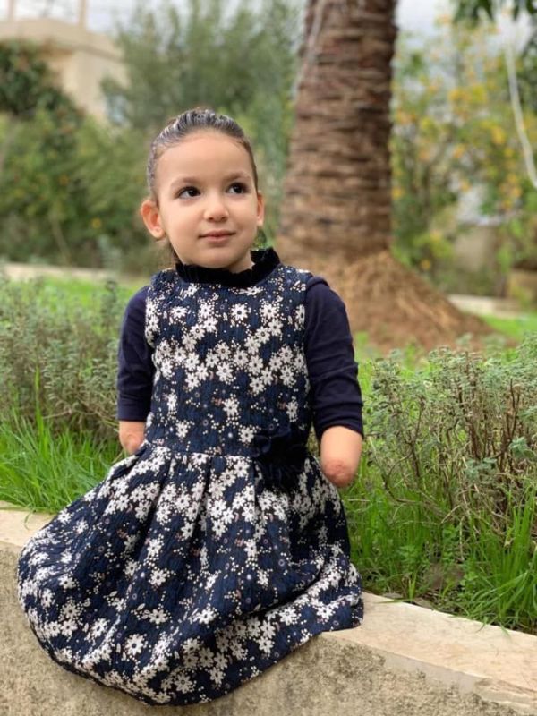 فيديو مؤثر جداً.. ”ايلا طنوس“ طفلة لبنانية خسرت أطرافها تغني لوطنها 2 فيديو مؤثر جداً.. ”ايلا طنوس“ طفلة لبنانية خسرت أطرافها تغني لوطنها
