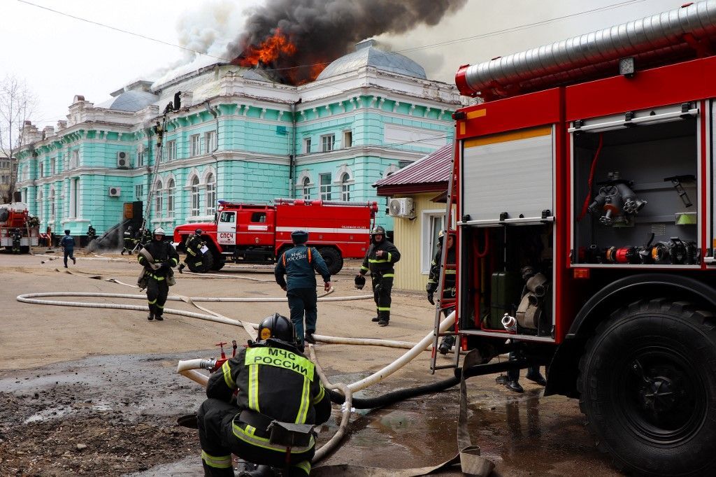 رغم النيران المشتعلة في المستشفى.. أطباء ينجزون عملية قلب مفتوح 2 رغم النيران المشتعلة في المستشفى.. أطباء ينجزون عملية قلب مفتوح