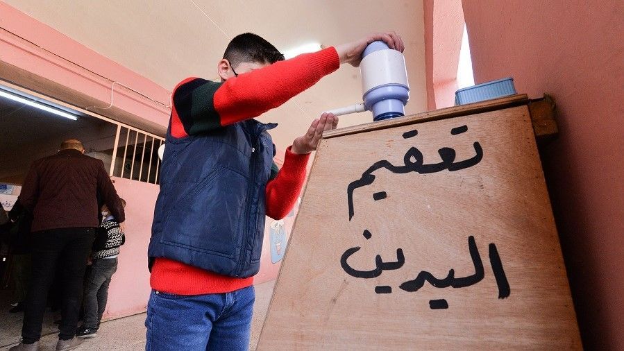 مدير مدرسة عراقية في الموصل يضع منظومة للحد من فيروس كورونا 4 الموصل