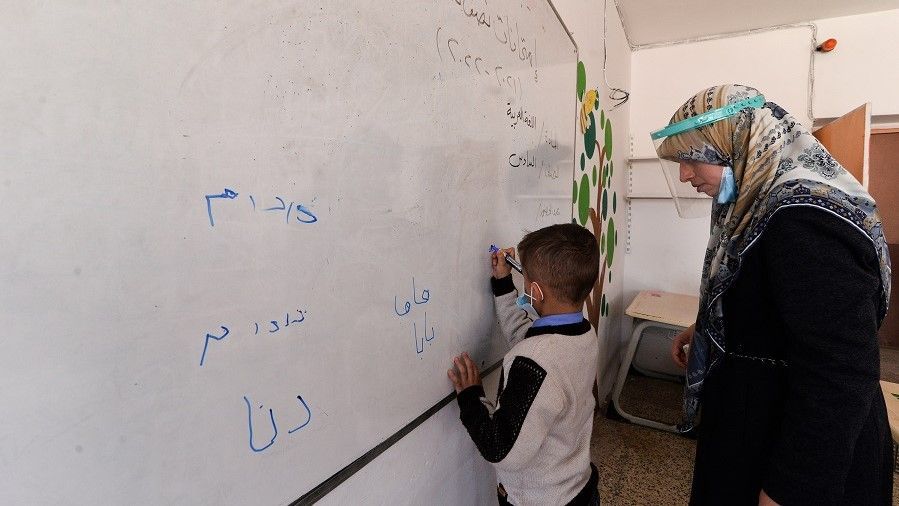 مدير مدرسة عراقية في الموصل يضع منظومة للحد من فيروس كورونا 6 الموصل