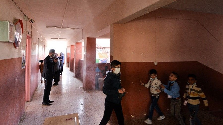 مدير مدرسة عراقية في الموصل يضع منظومة للحد من فيروس كورونا 11 الموصل