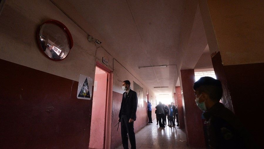 مدير مدرسة عراقية في الموصل يضع منظومة للحد من فيروس كورونا 14 الموصل