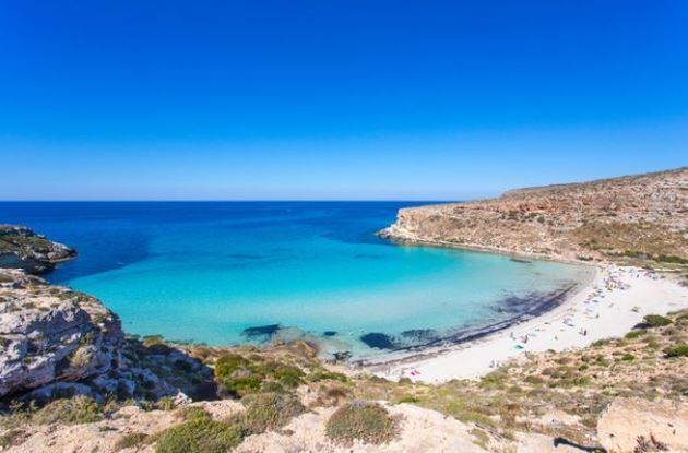 مناظر خلابة وجمال لا يُصف.. إليكم أفضل 10 شواطئ في العالم وأوروبا للعام الحالي (صور)