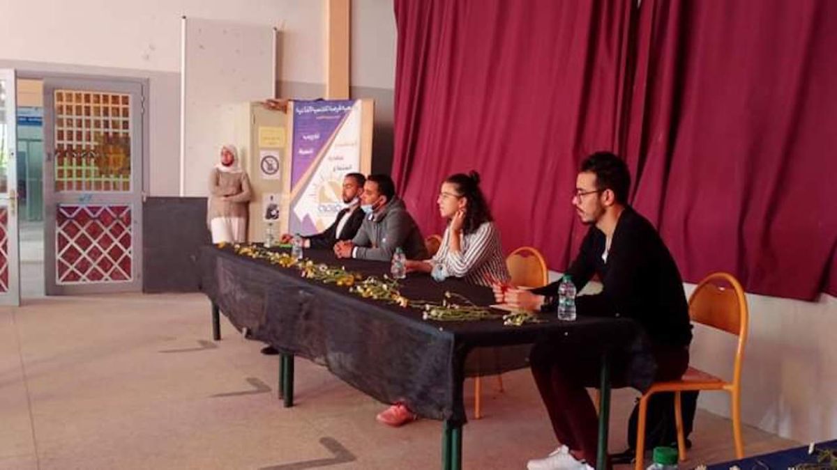 أساتذة خلال تقديمهم لتوجيه تربوي في المغرب