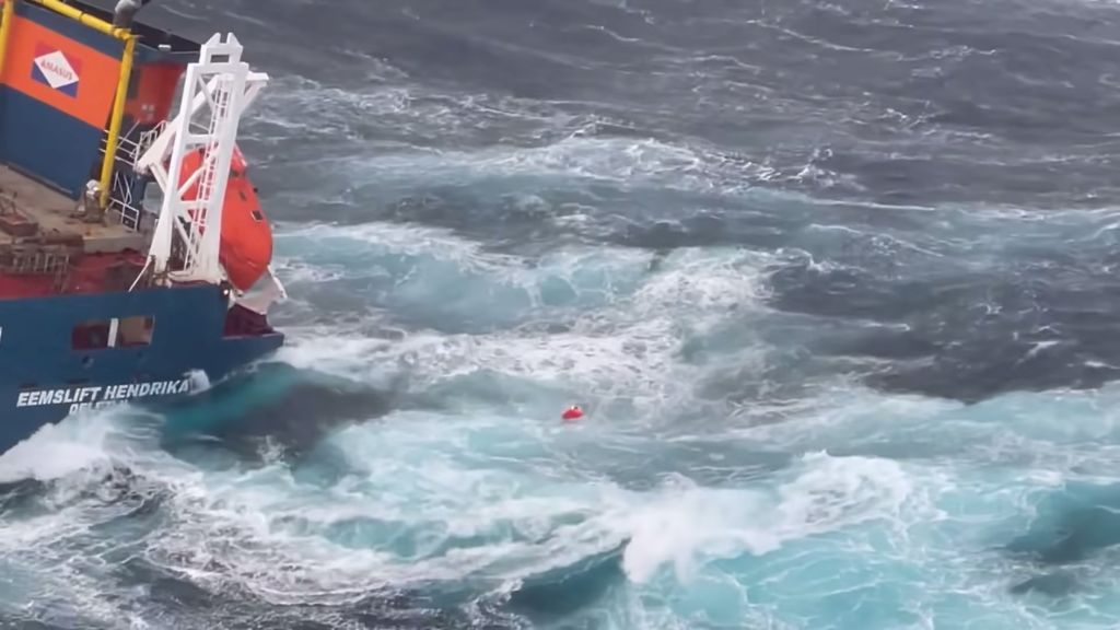 انقاذ طاقم سفينة تتلاعب بها أمواج بحر الشمال بطريقة مرعبة