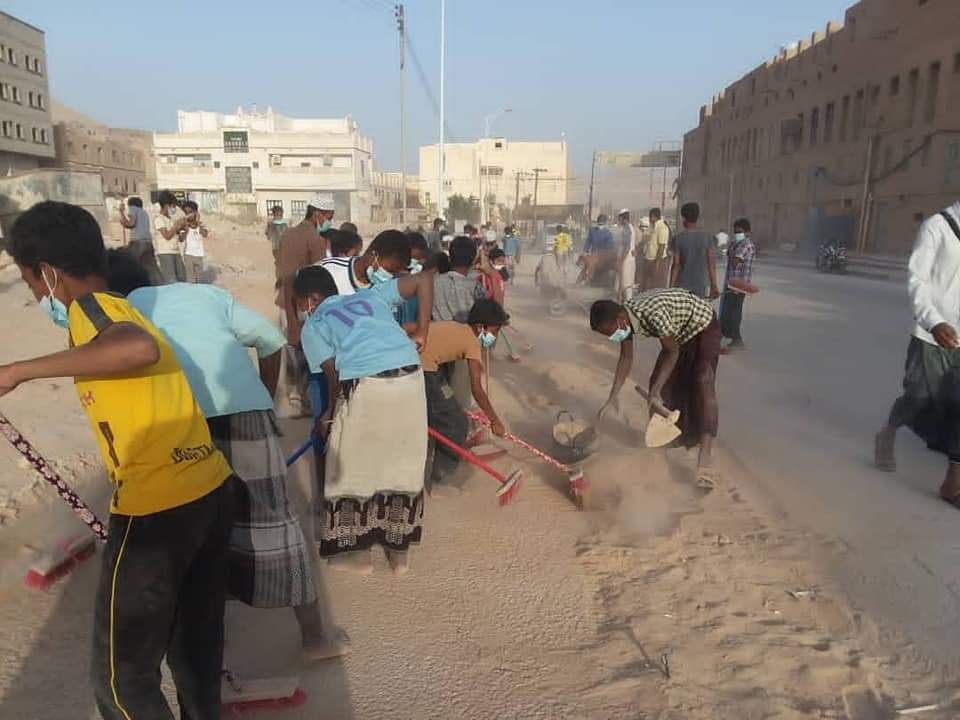 مبادرة لشباب يمنيين ينظفون أحياء تريم